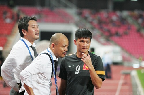 Trong khi đồng đội bất lực và để thua Thái Lan 1-3 thì Công Vinh vẫn tươi cười ngoài sân.